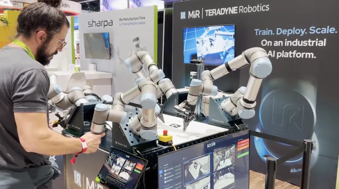 Demonštračná zostava Universal Robots na GTC 2026 pre zber dát napodobňovaním pohybu.