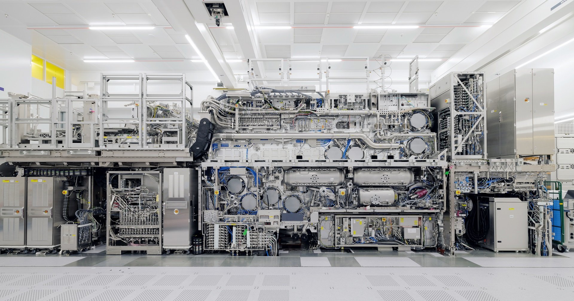 Otvorený zostavený litografický systém TWINSCAN EXE:5000; fotografia ASML.